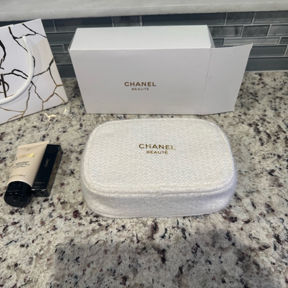 CHANEL White and Gold Beauty Set - Picture 10 of 12